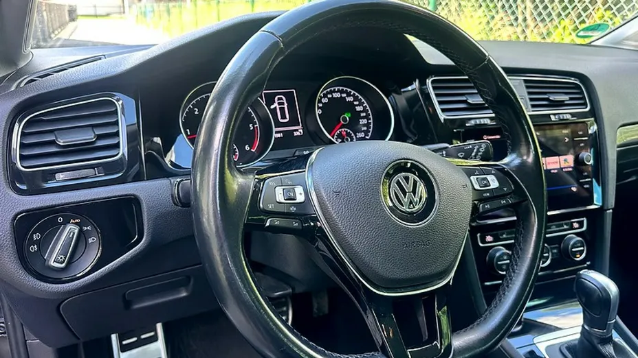 VOLKSWAGEN Golf -