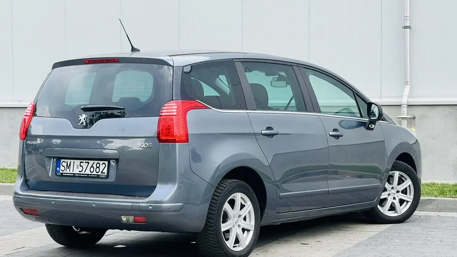 PEUGEOT 5008 -