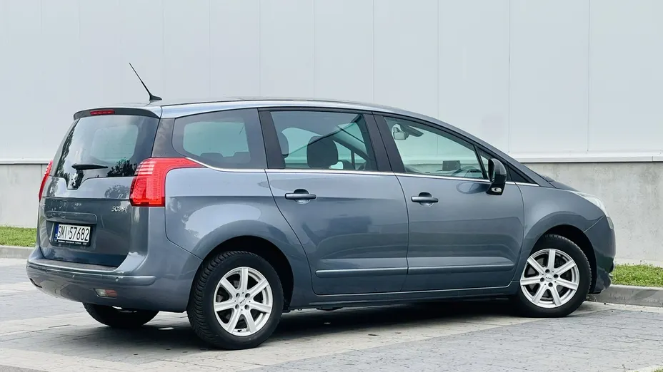 PEUGEOT 5008 -
