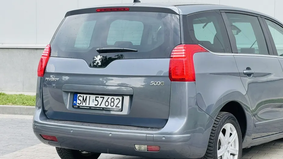 PEUGEOT 5008 -
