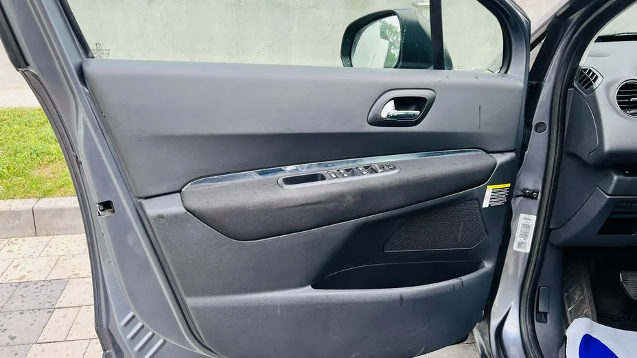 PEUGEOT 5008 -