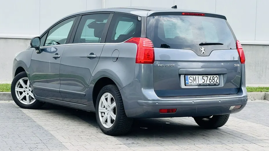 PEUGEOT 5008 -