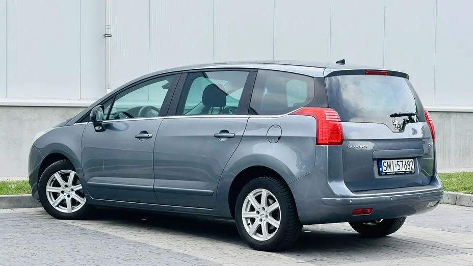 PEUGEOT 5008 -