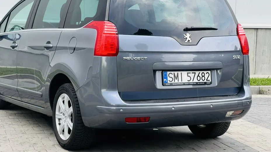 PEUGEOT 5008 -
