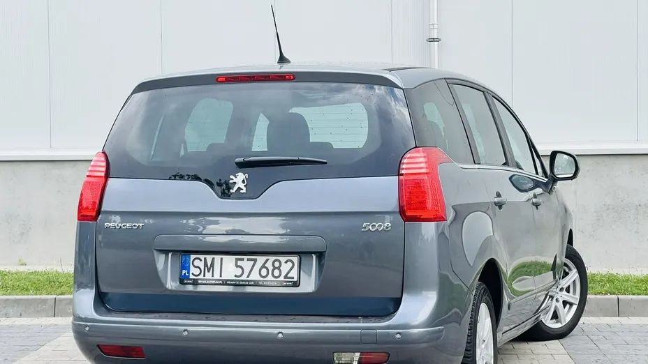 PEUGEOT 5008 -