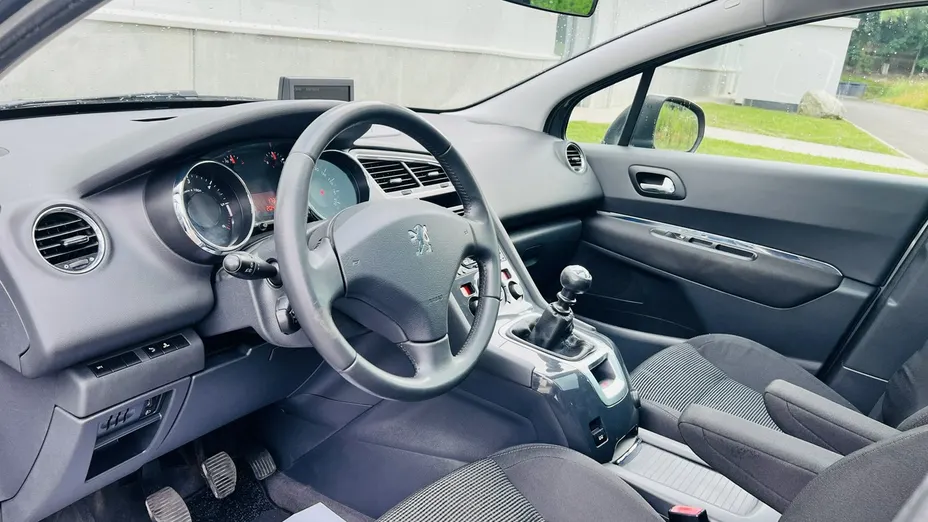 PEUGEOT 5008 -