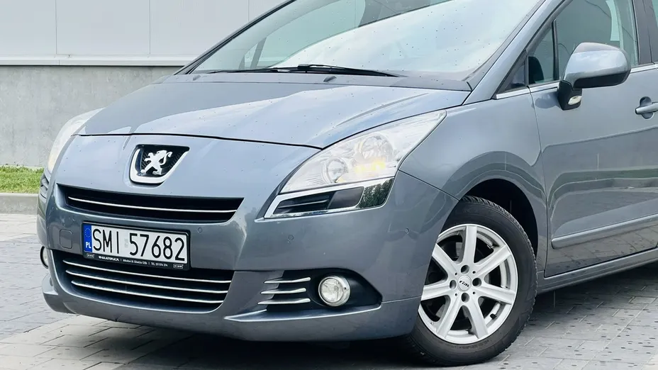 PEUGEOT 5008 -