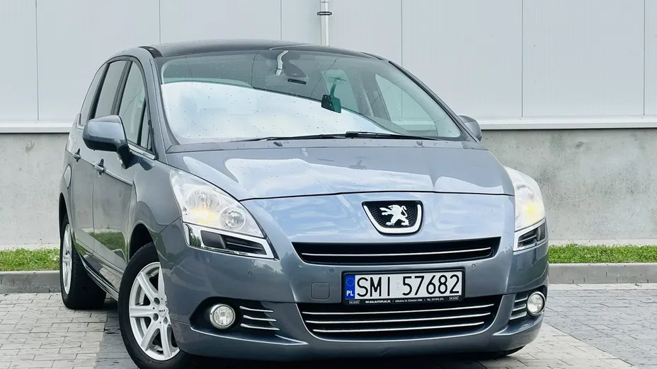 PEUGEOT 5008 -