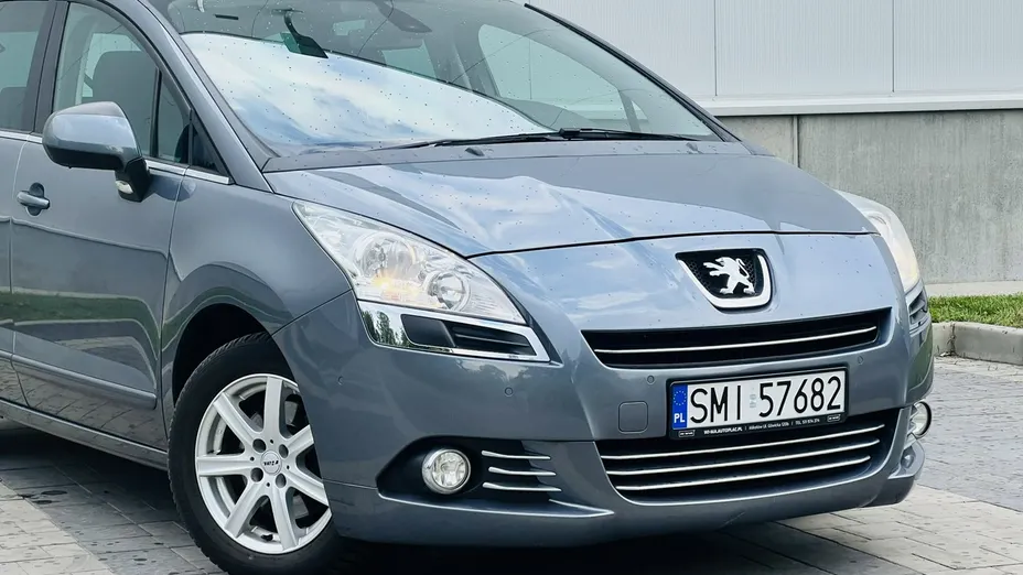 PEUGEOT 5008 -