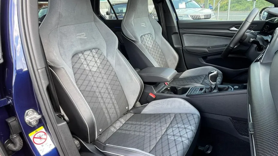 VOLKSWAGEN Golf -