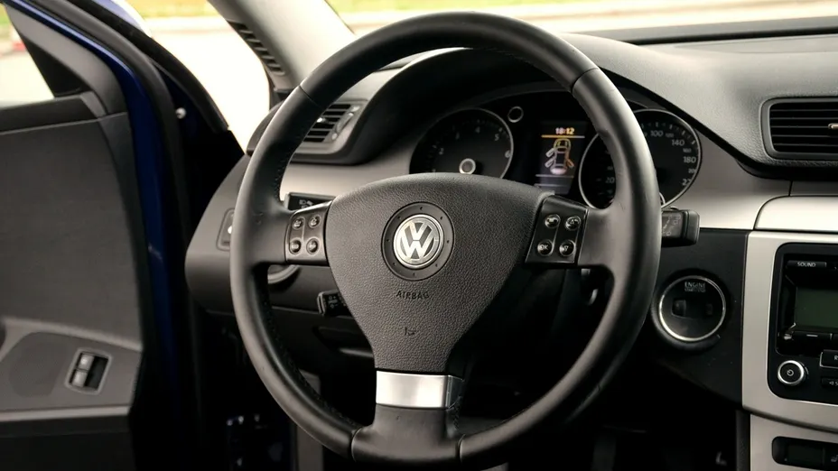 VOLKSWAGEN Passat -