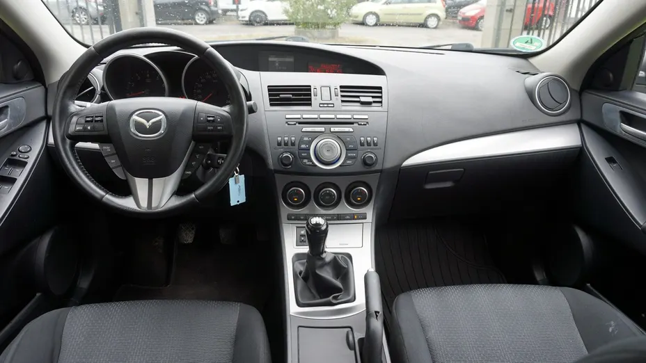 MAZDA 3 -