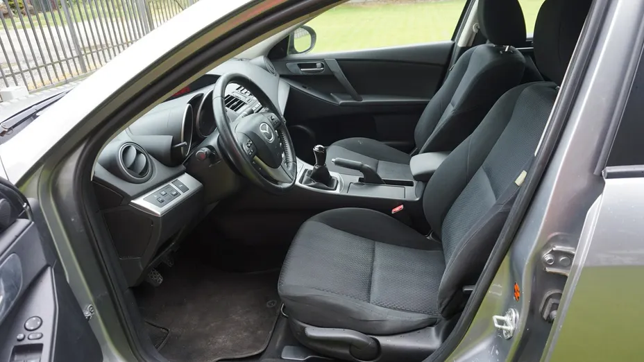 MAZDA 3 -