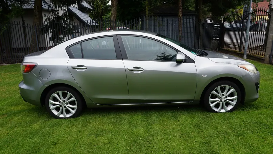 MAZDA 3 -