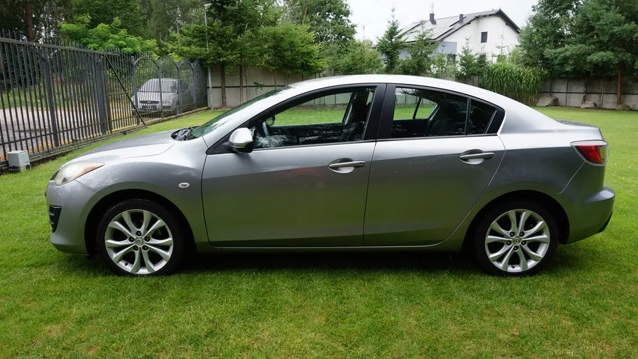 MAZDA 3 -