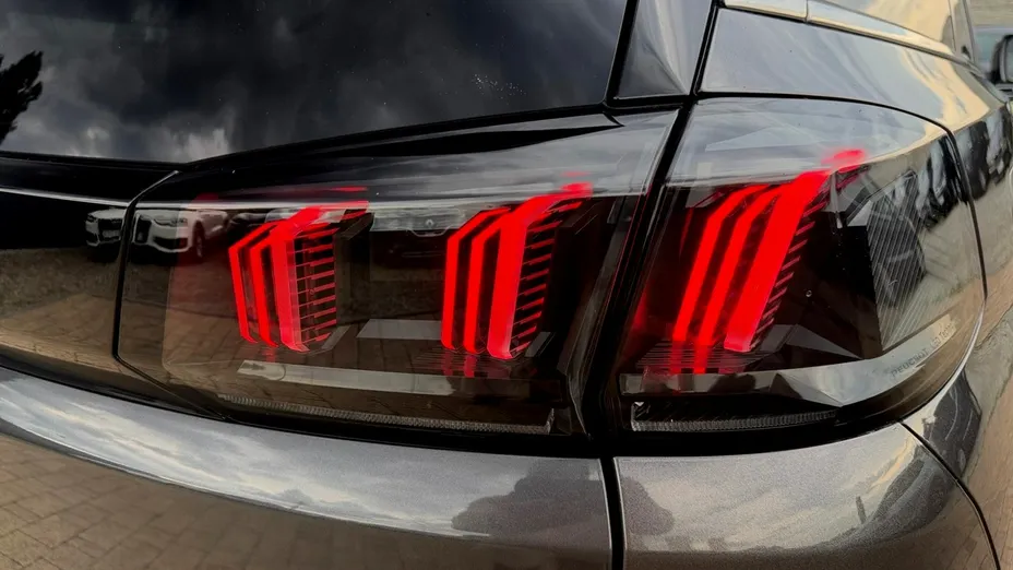 PEUGEOT 5008 -