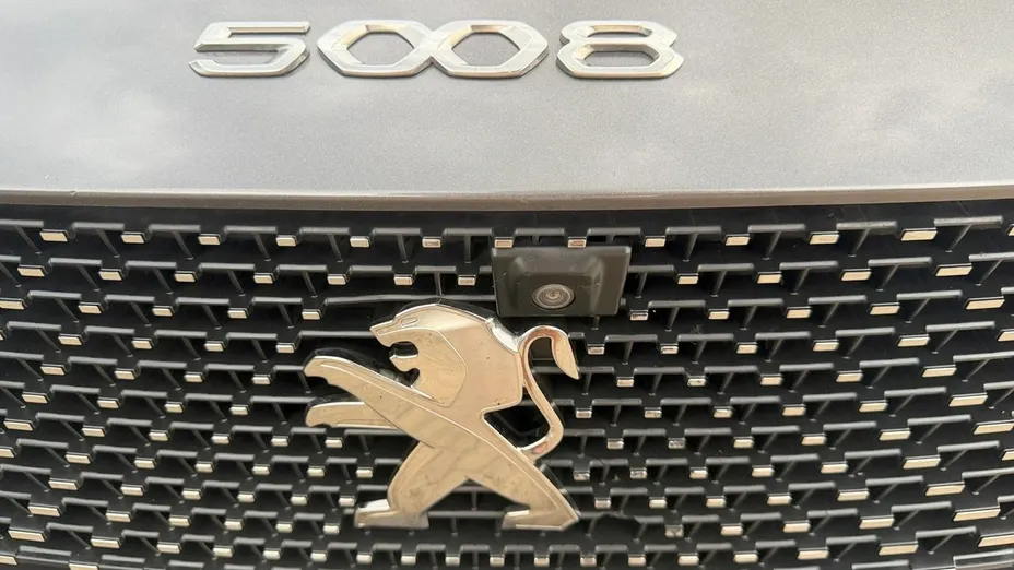 PEUGEOT 5008 -