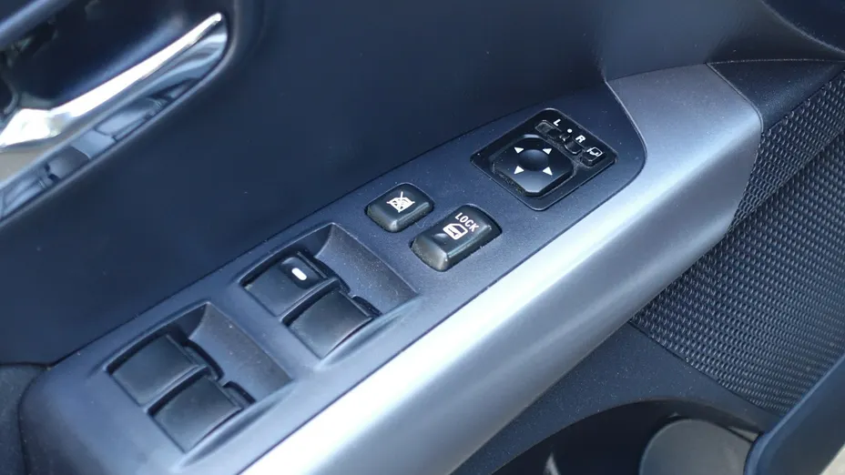MITSUBISHI Outlander -