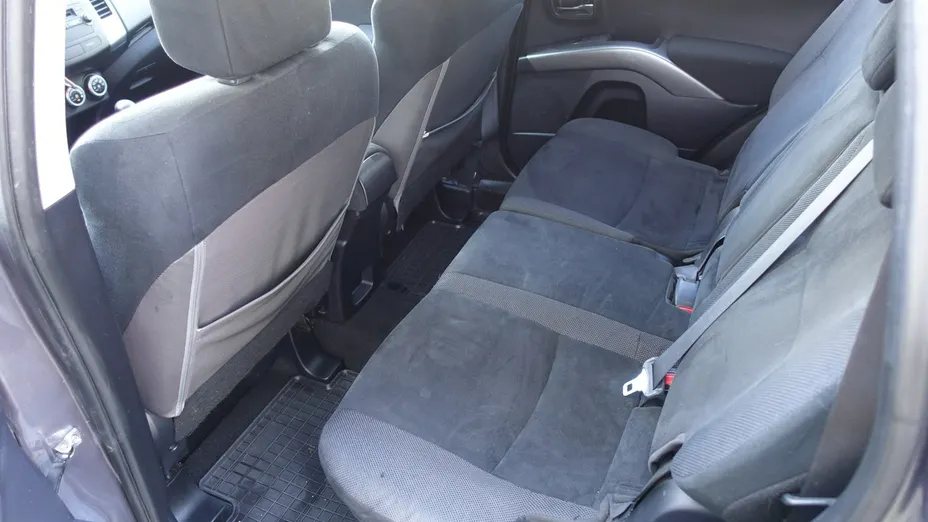 MITSUBISHI Outlander -