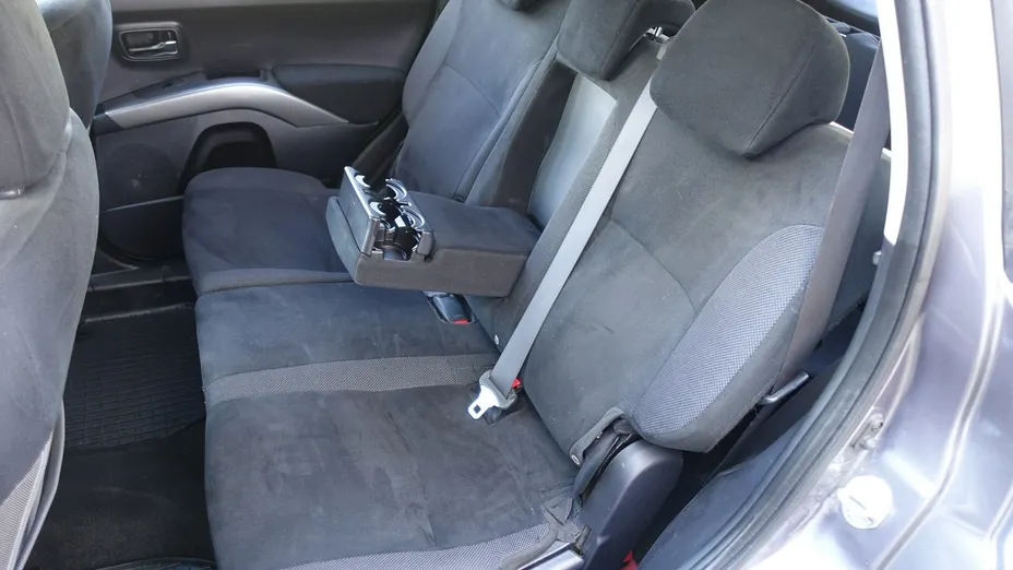 MITSUBISHI Outlander -