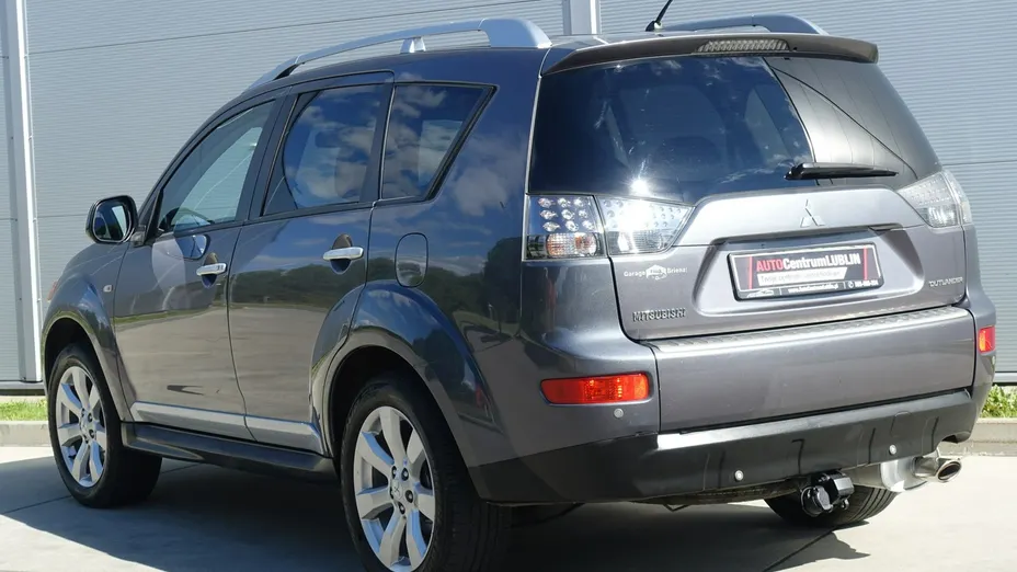MITSUBISHI Outlander -
