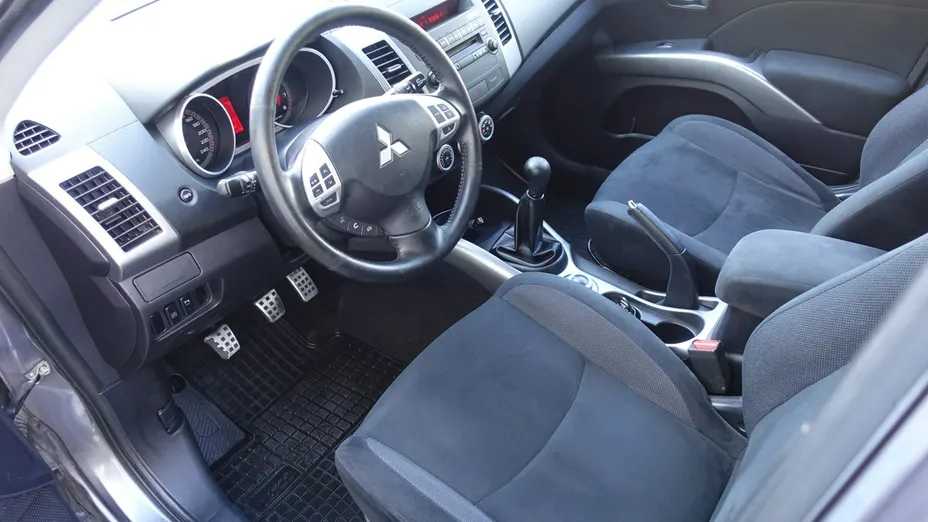 MITSUBISHI Outlander -