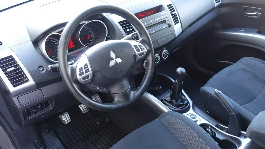 MITSUBISHI Outlander -