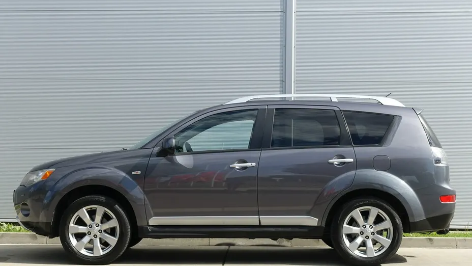 MITSUBISHI Outlander -