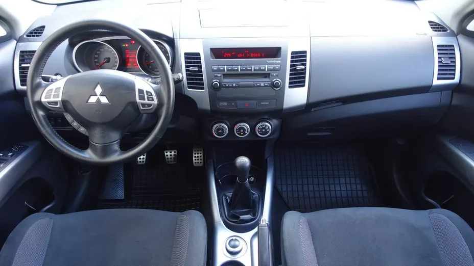 MITSUBISHI Outlander -