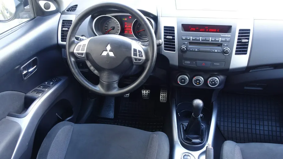 MITSUBISHI Outlander -