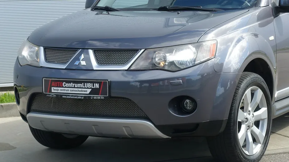 MITSUBISHI Outlander -