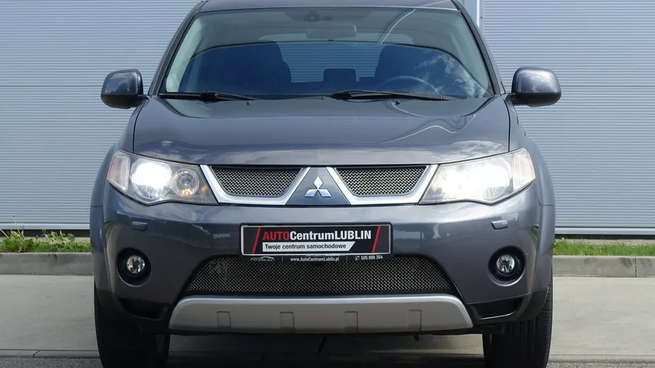 MITSUBISHI Outlander -
