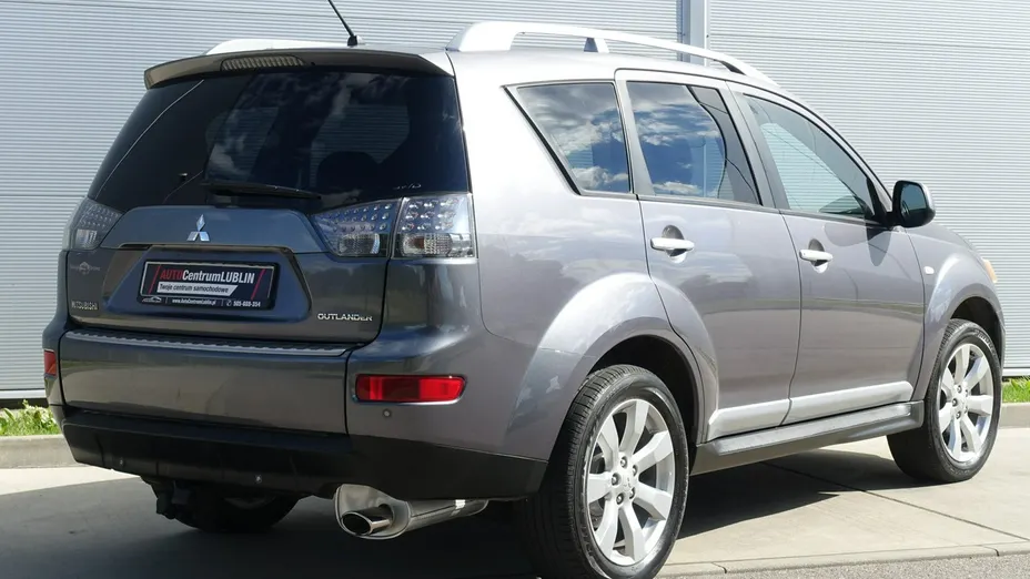 MITSUBISHI Outlander -