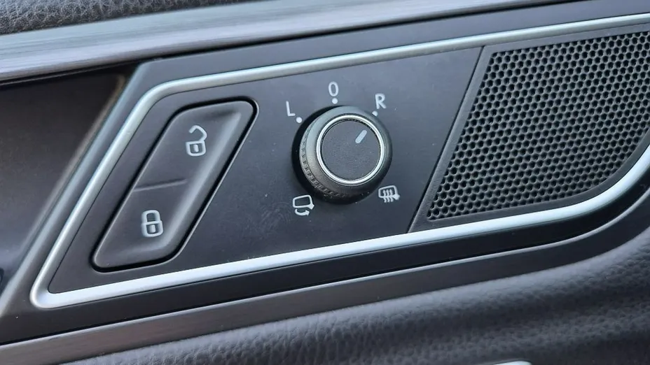 VOLKSWAGEN Golf Sportsvan -