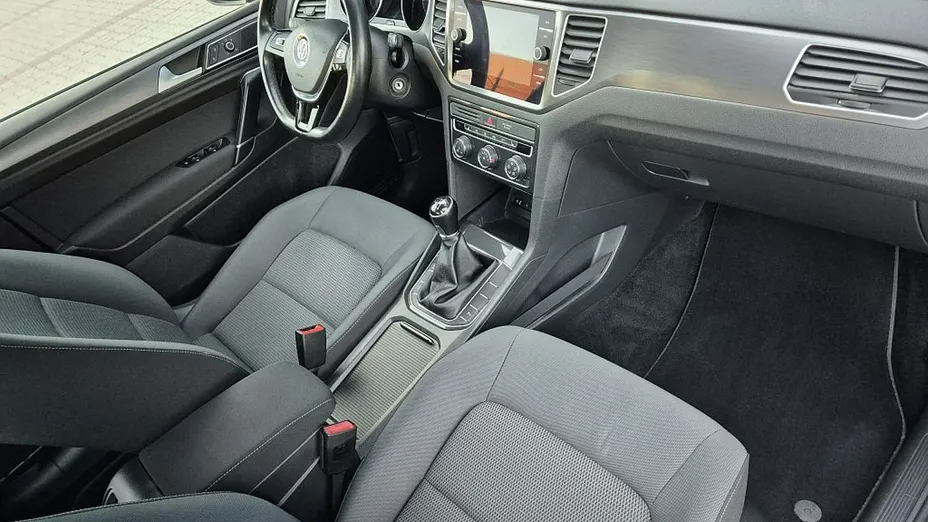 VOLKSWAGEN Golf Sportsvan -