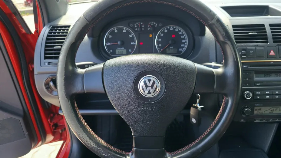 VOLKSWAGEN Polo -