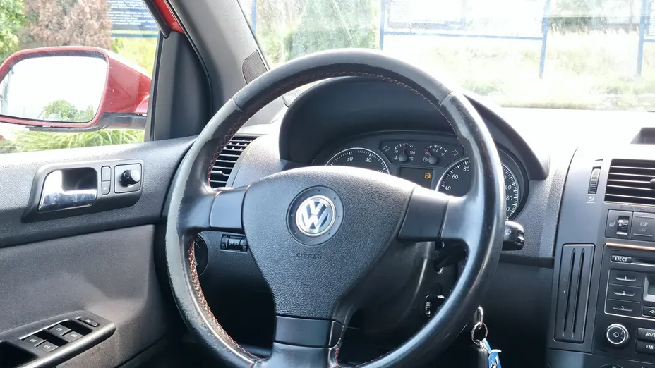 VOLKSWAGEN Polo -