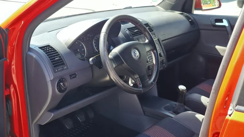 VOLKSWAGEN Polo -