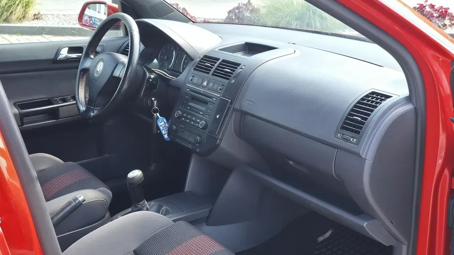 VOLKSWAGEN Polo -
