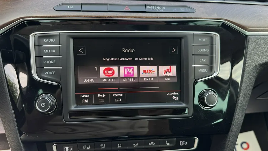 VOLKSWAGEN Passat -