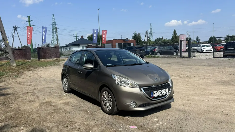 PEUGEOT 208 -
