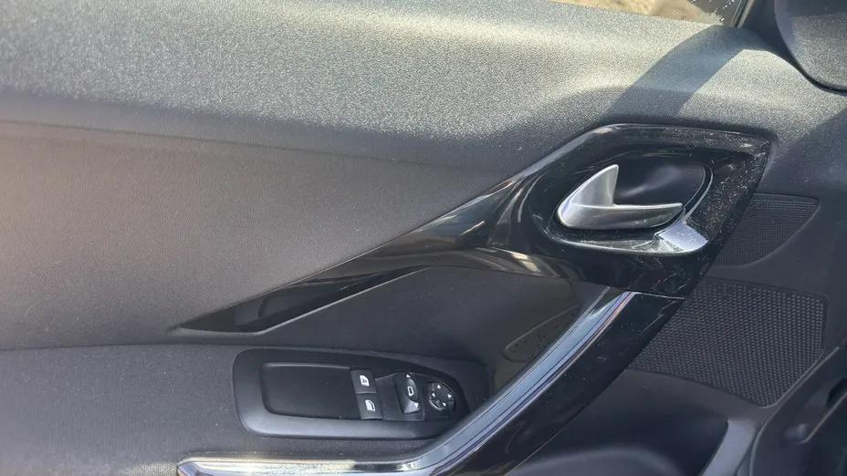 PEUGEOT 208 -