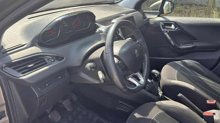 PEUGEOT 208 -