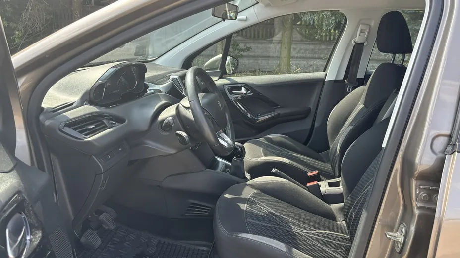PEUGEOT 208 -