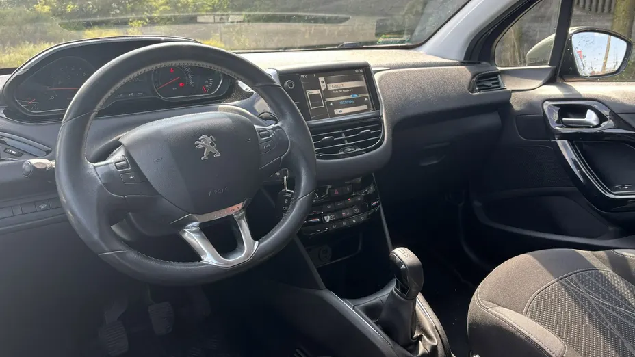 PEUGEOT 208 -