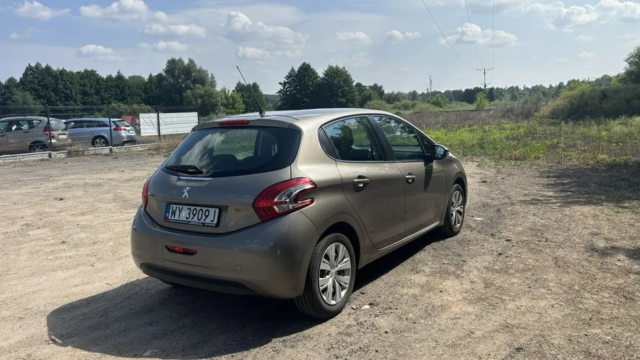 PEUGEOT 208 -