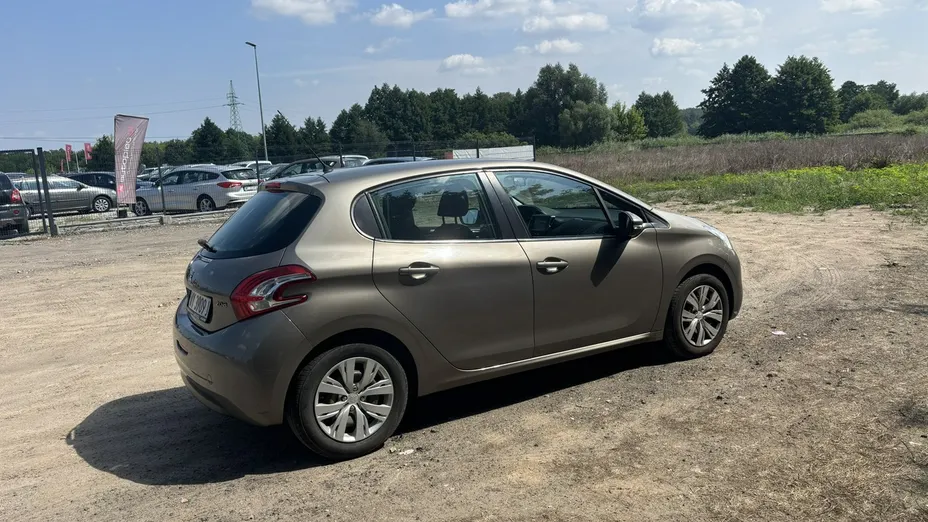 PEUGEOT 208 -