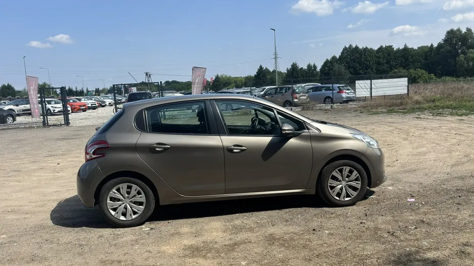 PEUGEOT 208 -