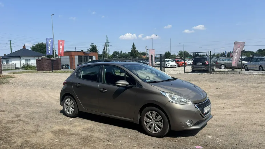 PEUGEOT 208 -
