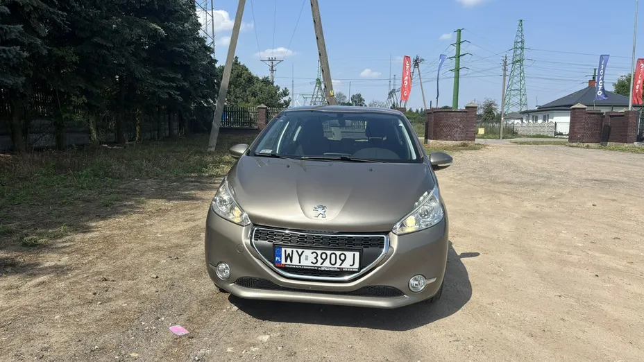 PEUGEOT 208 -